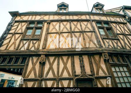 Das sogenannte Haus Abrahams ist das alte Holzhaus (Fachwerk) in Sens. Burgund, Frankreich. Stockfoto