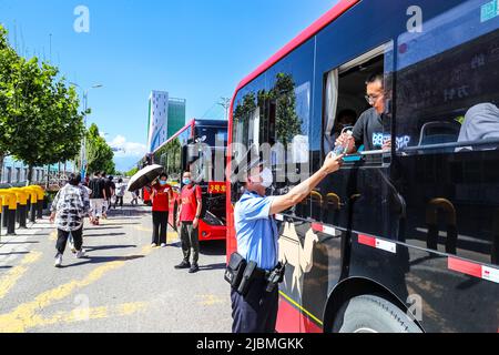 YILI, CHINA - 7. JUNI 2022 - die Polizei schickt den Studenten Mineralwasser nach dem ersten Tag der nationalen Hochschulzugangsprüfung in Yili, Xinjiang Stockfoto