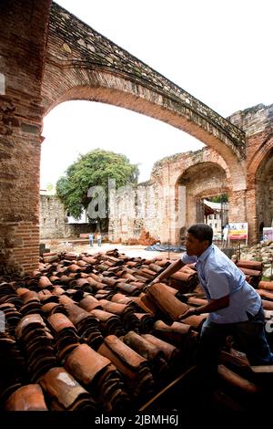 Panama, Panama-Stadt, Restoratian der Santo Domingo Kirche, erbaut 1678, Opfer mehrerer Brände. Die Kirche war berühmt, wegen der ungewöhnlichen sup Stockfoto