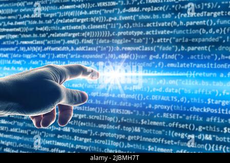 Berühren Sie mit der Hand einen Bildschirm mit einem Computercode Stockfoto