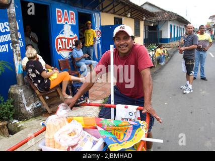 Panama, auf der Azuero-Halbinsel im Dorf Chitre.Straße mit einem Café und der kolonialen Architektur im Hintergrund. Etwa 160 Jahre alte Wohnungen. Stockfoto