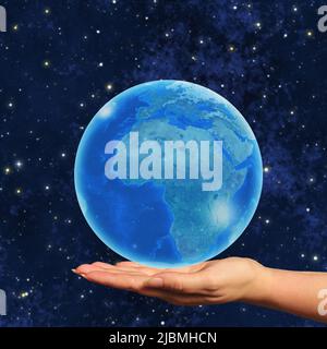 Frau Hand hält einen Planeten Erde Globus Stockfoto