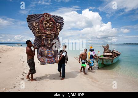 Panama, Archipielago de Bocas del Toro, am Strand von Cayos Zapatilla Männer laden die Bedarfsgegenstände auf ein Boot, das in einem Überlebensfernsehen benutzt wurde Stockfoto