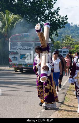 Panama, Portobelo.das Black Christ Festival am 21. Oktober bringt Pilger aus dem ganzen Land, um zu Ehren Jesu zu feiern. Viele tragen purpl Stockfoto