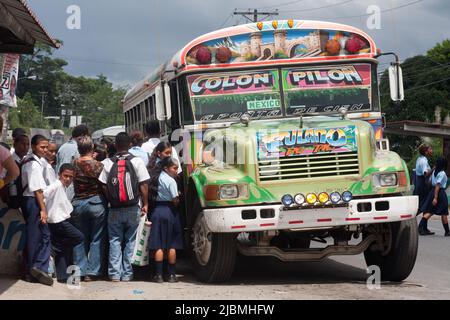 Panama, Portobelo, viele der Busse sind alte Schulbusse aus Kanada oder den USA, die in hellen Farben gestrichen wurden. Hier nehmen Schulkinder t Stockfoto