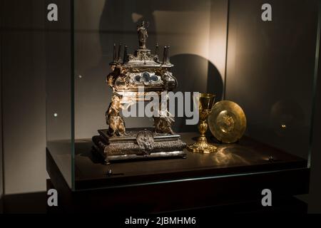 Antikes Kirchendekor aus Mettal hinter Glas im Museum der katholischen Kirche Italiens Stockfoto