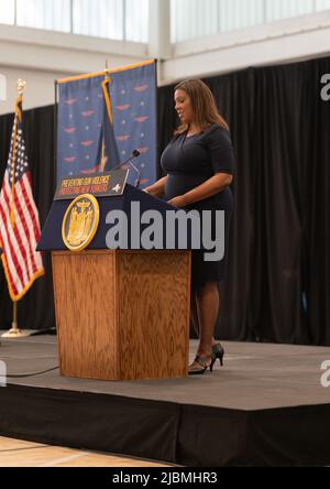 Bronx, New York, USA. 6.. Juni 2022. Die New Yorker Generalanwältin Letitia James schließt sich der New Yorker Gouverneurin Kathy Hochul an, als sie ein neues Waffengesetzgebungspaket unterzeichnete, um die Waffengesetze des Staates sofort zu stärken und kritische Schlupflöcher zu schließen. (Bild: © Steve Sanchez/Pacific Press via ZUMA Press Wire) Stockfoto