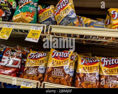 Seattle, WA USA - ca. Mai 2022: Abgewinkelte Ansicht von Fritos und Doritos zum Verkauf in einem Safeway-Lebensmittelgeschäft. Stockfoto