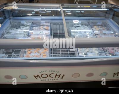 Kirkland, WA USA - ca. September 2021: Blick auf den selbstbedienenden Mochi-Gefrierschrank in einem Whole Foods Market. Stockfoto