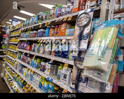 Kirkland, WA USA - ca. September 2021: Schräge Ansicht von Vitaminen und Nahrungsergänzungsmitteln zum Verkauf in einem QFC-Lebensmittelgeschäft. Stockfoto