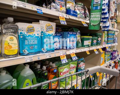 Kirkland, WA USA - ca. September 2021: Abgewinkelte Ansicht von Geschirrspülmitteln zum Verkauf in einem QFC-Lebensmittelgeschäft. Stockfoto