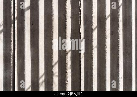 Asbestzementplatten mit Schatten. Textur der alten Dachplatten Hintergrund für die Gestaltung gelegt Stockfoto