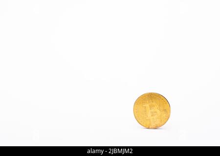 KIEW, UKRAINE - 26. APRIL 2022: Goldene Bitcoin auf weißem Hintergrund Stockfoto