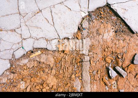 Abstrakte Grunge Hintergrundstruktur aus Betonwand mit rotem Ziegel und rissiger weißer Putz Stockfoto