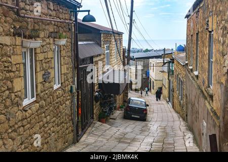 Derbent, Russland - 09. Mai 2022: Enge Straße mit alten Häusern im historischen Stadtteil Derbent, Dagestan Stockfoto