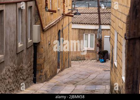 Derbent, Russland - 09. Mai 2022: Mahallas in Derbent, alte Straße des historischen Zentrums der Stadt, Dagestan Stockfoto