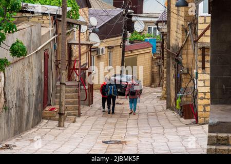 Derbent, Russland - 09. Mai 2022: Touristen mahallas in Derbent, alte Straße des historischen Zentrums der Stadt, Dagestan Stockfoto