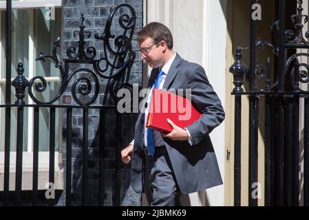 London, England, Großbritannien. 7.. Juni 2022. Chief Secretary to the Treasury SIMON CLARKE wird nach einer Kabinettssitzung gesehen, wie er die Downing Street 10 verlässt. (Bild: © Tayfun Salci/ZUMA Press Wire) Stockfoto