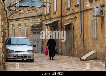 Derbent, Russland - 09. Mai 2022: Enge Straße mit alten Häusern im historischen Stadtteil Derbent, Dagestan Stockfoto