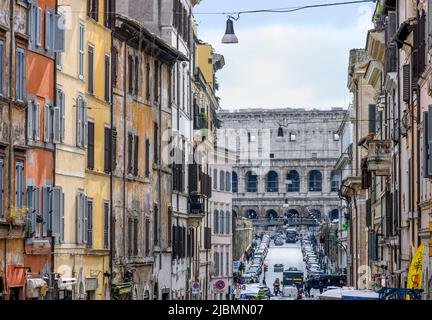 Blick entlang der Via dei Serpenti in Monti in Richtung Via degli Annibaldi und Kolosseum. Im Zentrum Von Rom, Italien Stockfoto