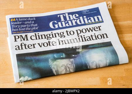 7. Juni 2022. Die Schlagzeile der Zeitung Guardian lautet: PM klammert sich nach der Wahldemütigung an die Macht, nachdem Boris Johnson ein Misstrauensvotum überlebt hat. Stockfoto