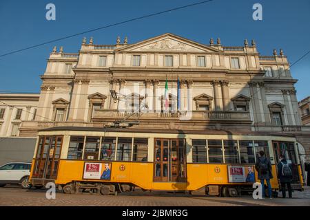 Mailand Italien März 29 2021: Bus der öffentlichen Verkehrsmittel an der Mailänder Scala-Haltestelle Stockfoto