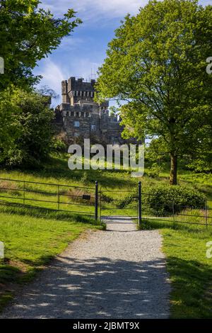 Wray Castle am westlichen Ufer von Windermere, Lake District, England Stockfoto