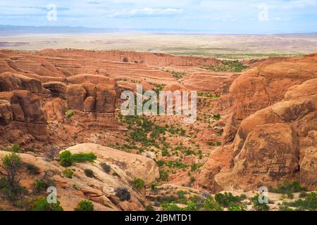 Blick auf den Fin Canyon auf dem Devil's Garden Trail im Arches National Park, Utah, USA. Geologische Sandsteinformationen in der Wüste von Utah. Wandern in Stockfoto