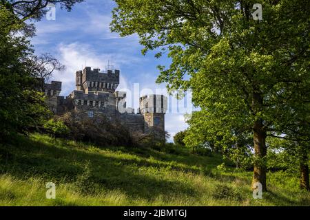 Wray Castle am westlichen Ufer von Windermere, Lake District, England Stockfoto