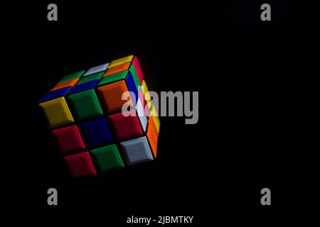 Fallender rubik-Würfel auf Schwarz. puzzle-Konzept. Gehirn-Rätsel Stockfoto