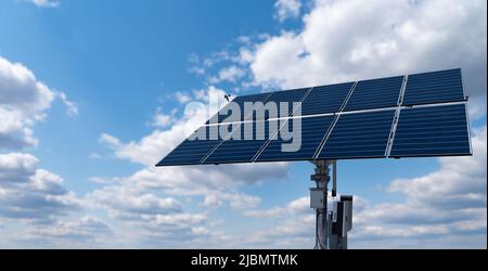 Solarmodul mit Sonnenausrichtung. Stockfoto