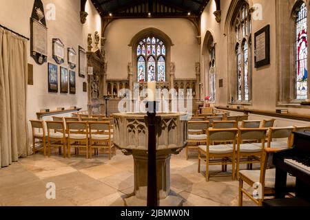 Kapelle des Heiligen Johannes des Täufers in der Abtei von Launde mit Taufbecken, Kirchenschiff und Chor Stockfoto