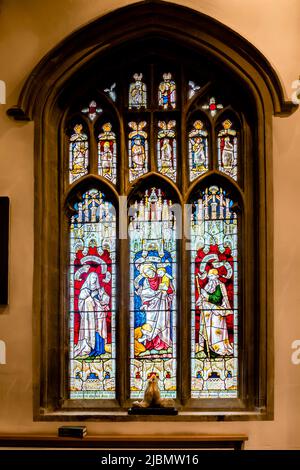 Schöne helle Glasfenster in spitzen Bogen, Teil mittelalterlichen Teil viktorianischen, in Launde Abbey Kapelle Stockfoto