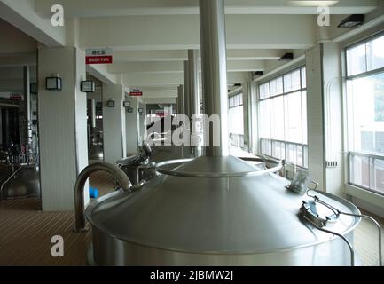 Große Gärtanks in der Kirin Beer Brewery in Okayama, Honshu, Japan Stockfoto