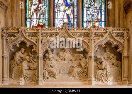 Hinter dem Altar in der Kapelle der Abtei von Launde befindet sich eine beeindruckende Steinskulptur des Letzten Abendmahls Stockfoto