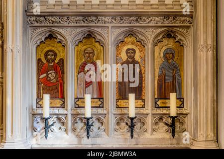 Die gemalten Ikonen auf der rechten Seite des Altars in der Abteikapelle von Launde, darunter der hl. Johannes der Täufer Stockfoto