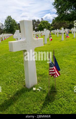 Frankreich, Calvados (14), Colleville-sur-Mer, Premier Cimetière militaire américain de la Seconde Guerre mondiale, croix en marbre Blanc où reposent les Stockfoto