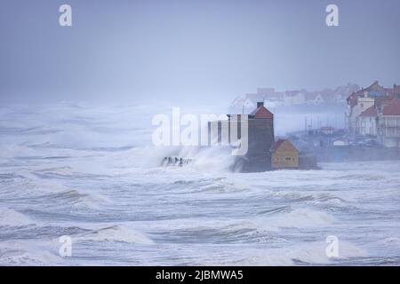 Le fort d'Ambleteuse dans la Tempête Eunice, Frankreich, Côte d'Opale. Stockfoto