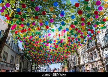 Bubblesky : les bulles flottantes de Patricia Cunha à Calais. L'artiste portugaise se propose de colurer les rues des villes. Stockfoto