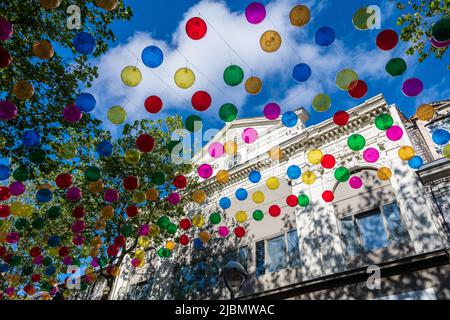 Bubblesky : les bulles flottantes de Patricia Cunha à Calais. L'artiste portugaise se propose de colurer les rues des villes. Stockfoto