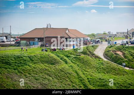 Landschaft des Cafés und Touristeneingang in Flamborough North Landing in der Nähe von Bridlington an einem sonnigen Tag Stockfoto