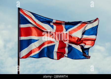 British UK Union Jack Flag winkt, weht oder fliegt im Wind Stockfoto