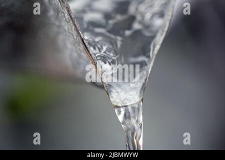 Ein Wasserfluss aus dem Auslauf eines Wasserfeature, der im Landschaftsformat aus der Nähe aufgenommen wurde Stockfoto