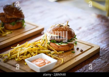 Leckere hausgemachte Burger mit pommes frites Stockfoto