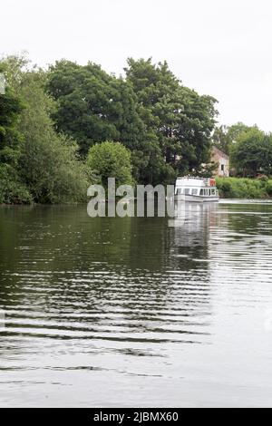 Batheaston, River Avon, Bathampton, Bath, England, Am 26. 2022. Mai nimmt ein Ausflugsboot die Leute mit auf eine Kreuzfahrt entlang des Flusses. Stockfoto