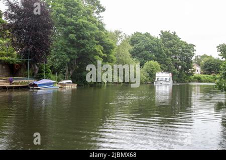 Batheaston, River Avon, Bathampton, Bath, England, Am 26. 2022. Mai nimmt ein Ausflugsboot die Leute mit auf eine Kreuzfahrt entlang des Flusses. Stockfoto