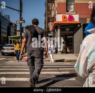 Fußgänger passieren ein Dunkin’, geborene Dunkin’ Donuts Franchise in Chelsea in New York, gesehen am Mittwoch, 25. Mai 2022. (© Richard B. Levine) Stockfoto