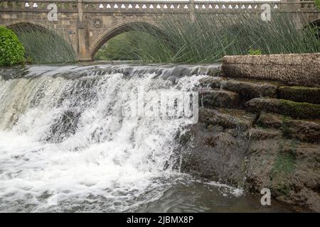 Batheaston toll Bridge Crossing the River Avon in Bathampton, Bath, England, Mai 26. 2022. Stockfoto
