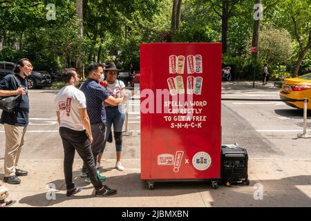 Markenaktivierung für das Snackprodukt Hillshire Farm im Viertel Flatiron in New York am Mittwoch, den 25. Mai 2022. In Verbindung mit den Scripts Spelling Bee mussten die Teilnehmer zufällige Wörter buchstabieren, die von einem Òvending machineÓ generiert wurden, und erhielten nach dem Erfolg ein Paket des companyÕs-Snackprodukts. (© Richard B. Levine) Stockfoto