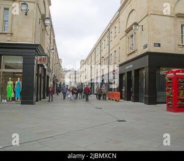 Phillip Street/St Lawrence Street, Bath, England, Mai 26. 2022, Menschen auf den Straßen von Bath Stockfoto